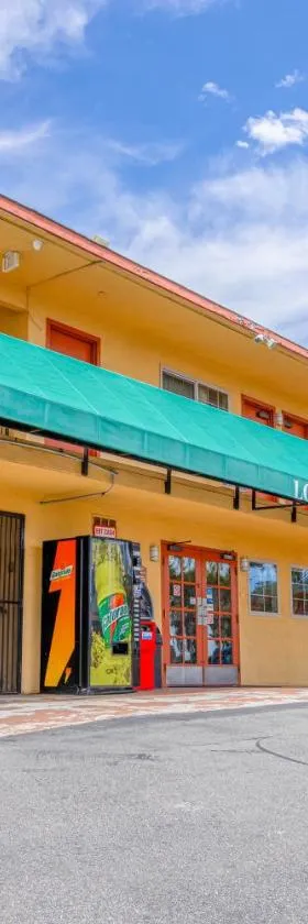 Hotel Avenida - Oceanside Camp Pendleton，位于奥欣赛德的酒店