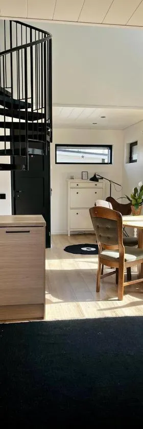 Bright and cozy two-bedrooms apartment with 4 beds!，位于约恩苏的酒店