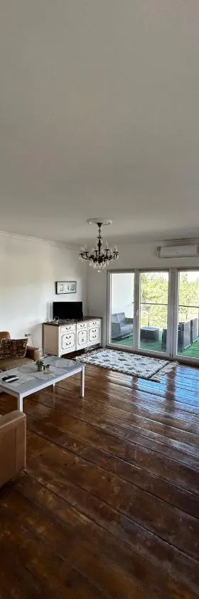 House on the River，位于彼得罗瓦拉丁的酒店
