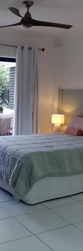 1 queen bed private bathroom own entrance，位于Long Jetty的酒店