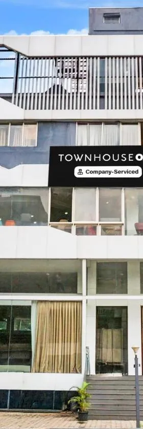 Super Townhouse Oak Hadapsar，位于Mundhva的酒店