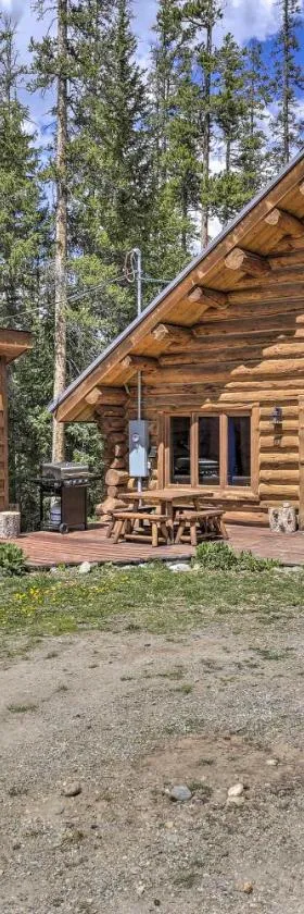 8 Mi to Gondola Cozy Breckenridge Cabin with Deck!，位于布雷肯里奇的酒店