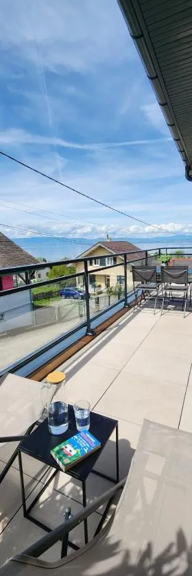 Studio lumineux avec grande terrasse et vue lac, Parking privé，位于吕格兰的酒店