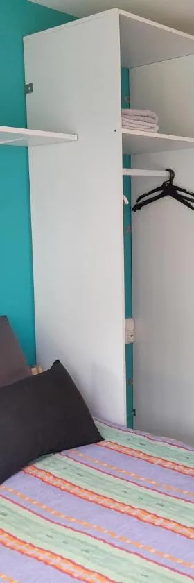 Studio avec terrasse，位于Donges的酒店