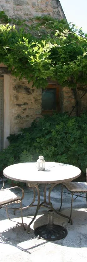 Le Jas des Nevières，位于Pierrerue的酒店