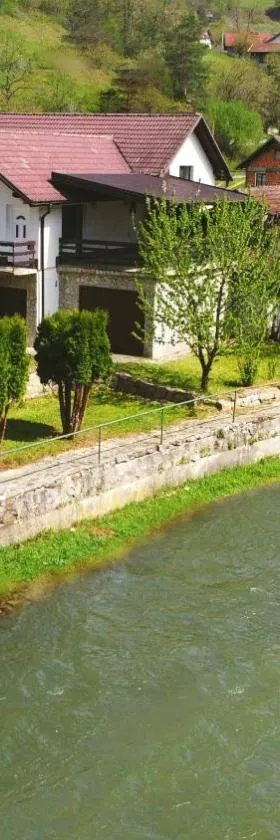 holiday home RIVER HOUSE，位于亚伊采的酒店