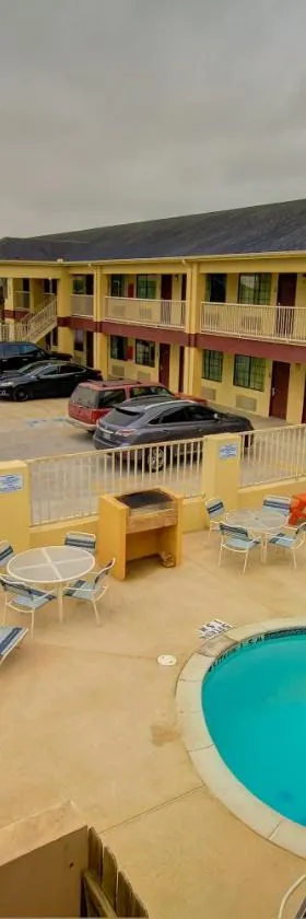 Deluxe Inn and Suites，位于Raymondville的酒店