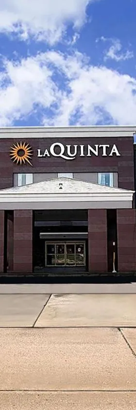 La Quinta Inn & Suits by Wyndham Pontoon Beach IL，位于Pontoon Beach的酒店