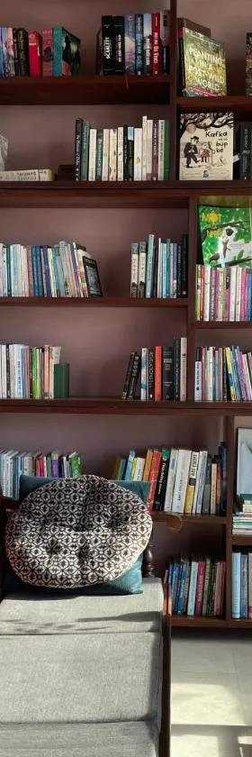 Here Library - A wooden home by the river with a library，位于Thốt Nốt的酒店
