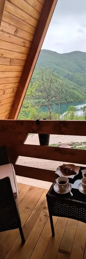 Cottage MIRNI RAJ，位于亚伊采的酒店