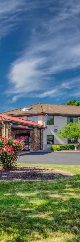 Comfort Inn & Suites West Springfield，位于西斯普林菲尔德的酒店