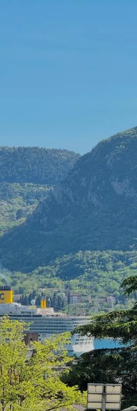 Luxury & peaceful sea view duplex in Kotor，位于多布罗塔的酒店