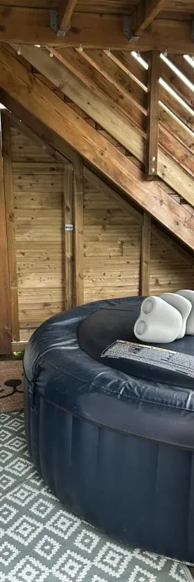 "Jade" Studio sur jardin jacuzzi，位于圣雅克德拉朗德的酒店