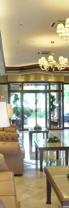 森特鲁姆酒店，位于德布勒森的酒店