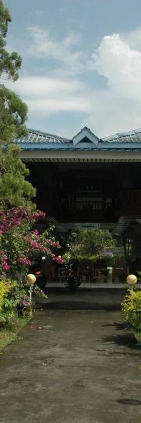 亚巫兰森多万巴鲁旅馆，位于Amurang的酒店