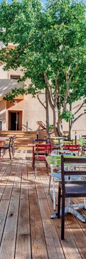 Le Nesk Ventoux - Hotel，位于萨路特德沃克吕兹的酒店