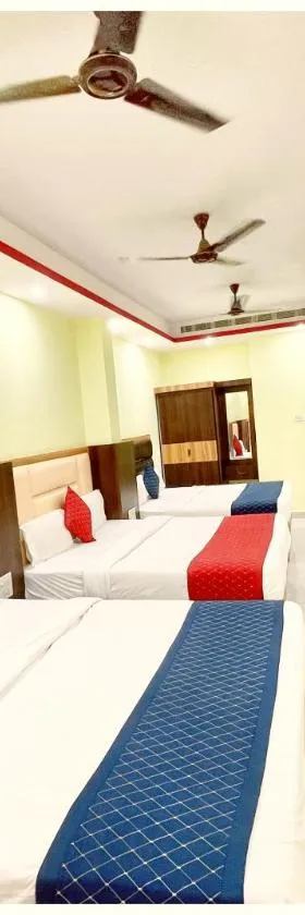 HOTEL LAXMI PREMIUM VILAS Near Kashi Vishwanath Temple - Fully Air Conditioned Room-Hygiene And Spacious Room - Free Wi-Fi - A Top Rated Hotel，位于Banāras Cantonment的酒店