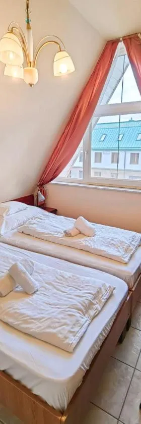 Nóra Hotel，位于豪伊杜索博斯洛的酒店