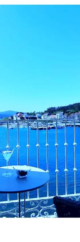 Hotel Puerto Arnela，位于卡马里尼亚斯的酒店