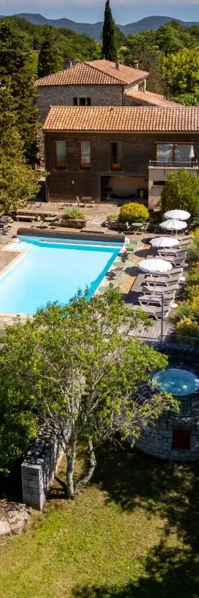 Logis Auberge Les Murets Hotel Restaurant Spa，位于Chandolas的酒店