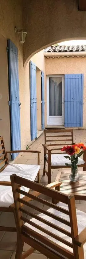 Jolie studio en Provence!，位于Pierrevert的酒店
