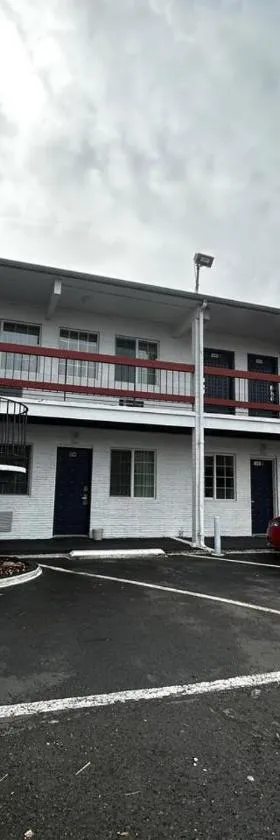 Travelers Inn by OYO Longview Kelso，位于长景市的酒店