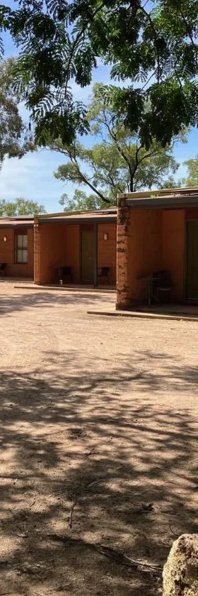 Territory Manor Motel & Caravan Park，位于Mataranka的酒店