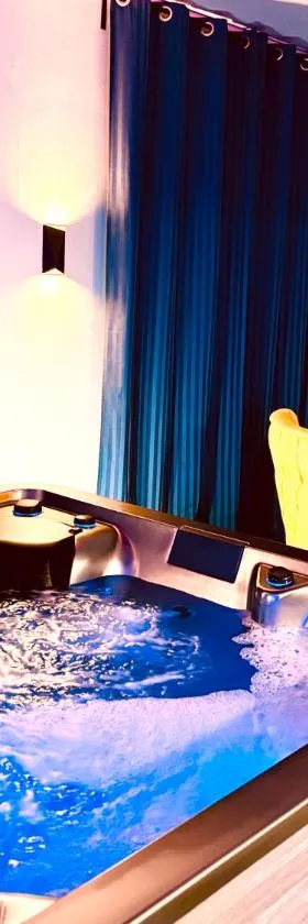 Loft privatif avec Jacuzzi et sauna All in One，位于昂特赞的酒店