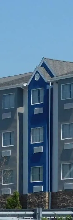 Microtel Inn & Suites by Wyndham Wheeling at The Highlands，位于Triadelphia的酒店