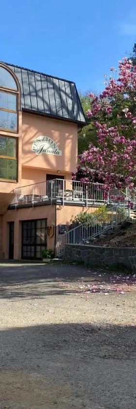 加纳塔旅馆，位于斯拉皮的酒店