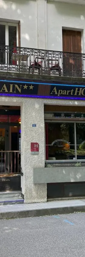 小火车公寓式酒店，位于巴涅尔-德吕雄的酒店