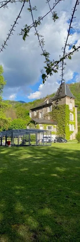 LE CLOS DU TULIPIER，位于La Chapelle-du-Bard的酒店