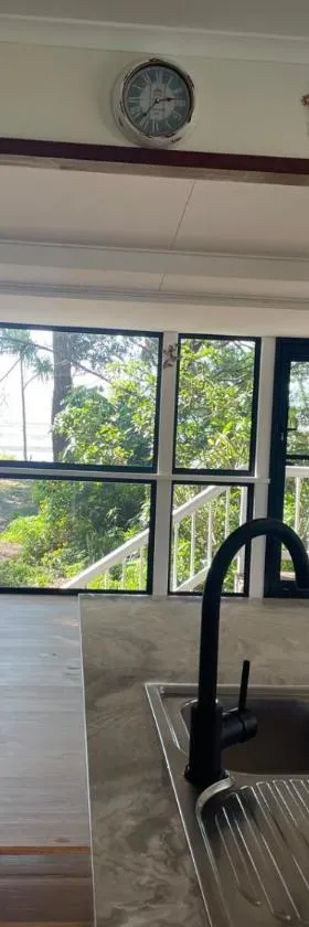 Pet friendly beachfront home- sleeps 8，位于Toogoom的酒店