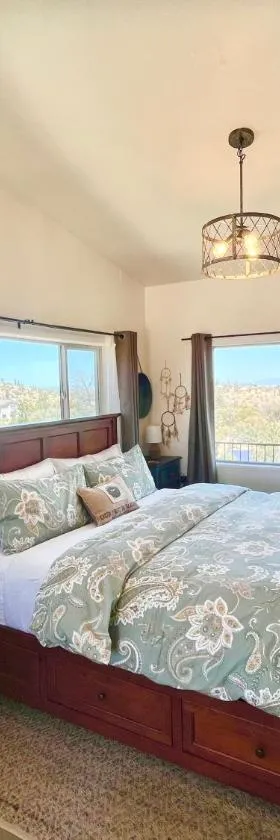 Eagles Nest Casita Luxury king memory foam bed feather pillows & duvet Amazing views, private balcony, Great location & Dog friendly，位于普雷斯科特的酒店