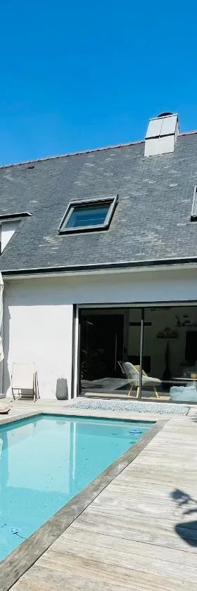 Villa Larmor-Plage 8 personnes avec piscine，位于拉尔莫普拉格的酒店