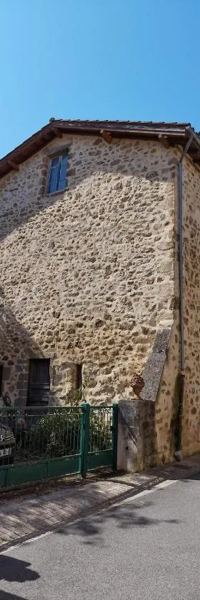 Appartement pour 7 personnes dans une maison du XVIIIème siècle à Livinhac-Le-Haut，位于Livinhac-le-Haut的酒店