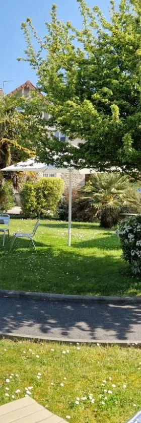 Hotel Logis Au Moyne de Saire，位于Réville的酒店