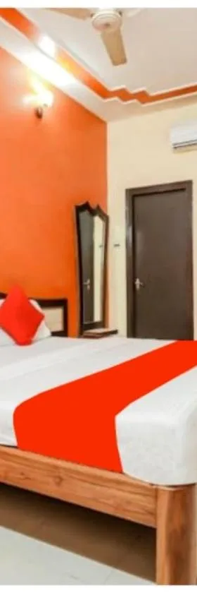 HOTEL PREMIUM SUNRISE Near Hanuman Temple and Railway Station - Parking and Wifi Facilities - Air Conditioning Luxury Room - A Top Rated Four Star Hotel，位于勒克瑙的酒店