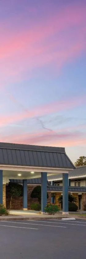 Days Inn by Wyndham Hinesville Near Fort Stewart, Newly Renovated, Free Hot Breakfast, Restaurant and Bar，位于海恩斯维尔的酒店
