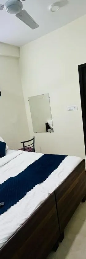Anmol Residency - Near Saket Metro，位于加姆布的酒店