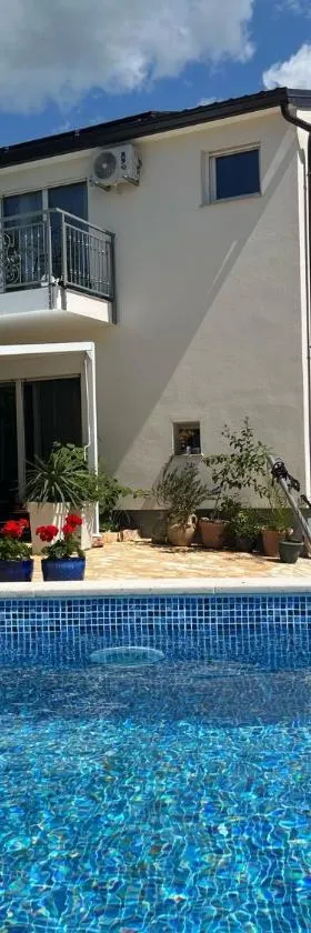 Villa AMore Radini with a private saltwater pool and dedicated parking，位于布罗托尼贾的酒店