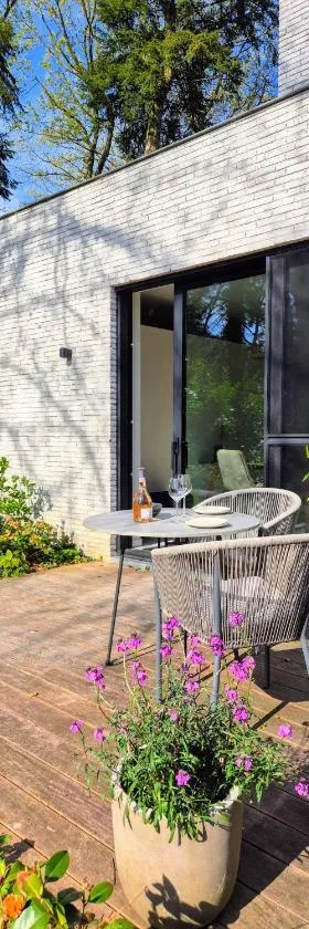 Studio Herman met buitenterras in Kapellenbos, bij de Kalmthoutse Heide，位于Kapellen的酒店