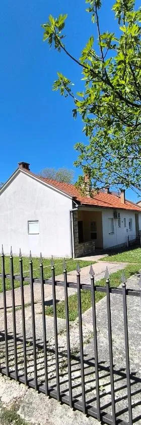 Stone House Apartment，位于Bileća的酒店