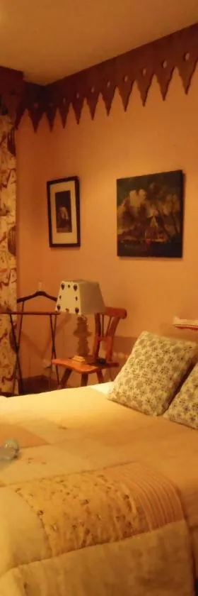 Les Bains Bed & Breakfast，位于Cheny的酒店