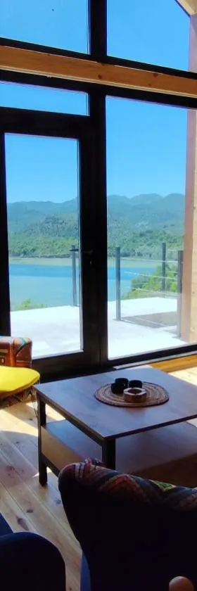 Above the Lake，位于Rogani的酒店