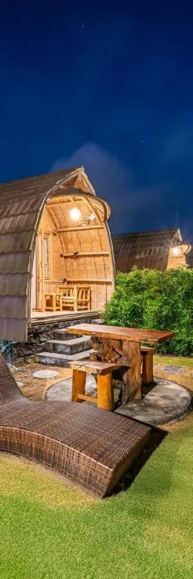 Tegal Bamboo Cottages & Private Hot Spring，位于Baturaja的酒店
