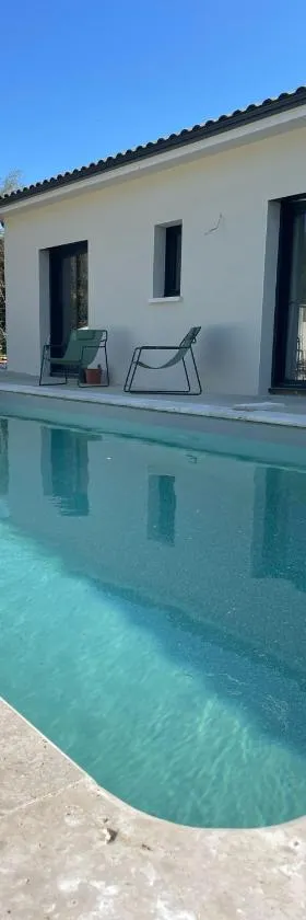 Maison moderne avec Piscine，位于Creysse的酒店