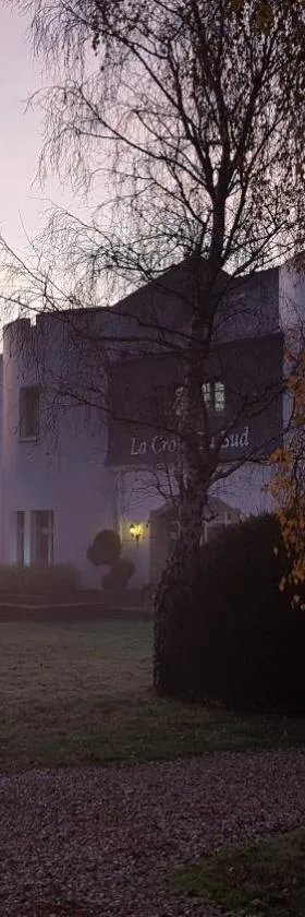 Logis Hotel La Croix du Sud，位于Le Tour-du-Parc的酒店