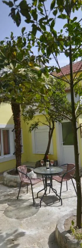 Apartment Glorija，位于卡梅纳里的酒店