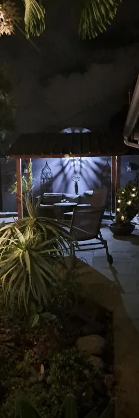 LA LIANE DE JADE 974-Lodge Le Palissandre - jacuzzi privatif - piscine chauffée，位于Le Bois de Nèfles的酒店